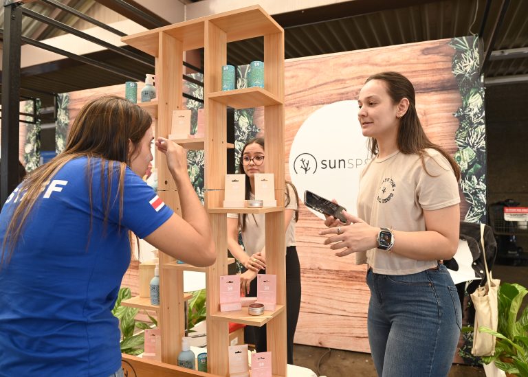 Walmart reconoce el valor de las pequeñas y medianas empresas, por lo que mediante su programa “Una Mano Para Crecer”, las apoya para que puedan crecer, innovar y diversificarse.