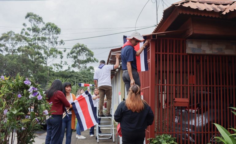 Calles de José María Zeledón se llenan de banderas en una jornada cívica comunitaria