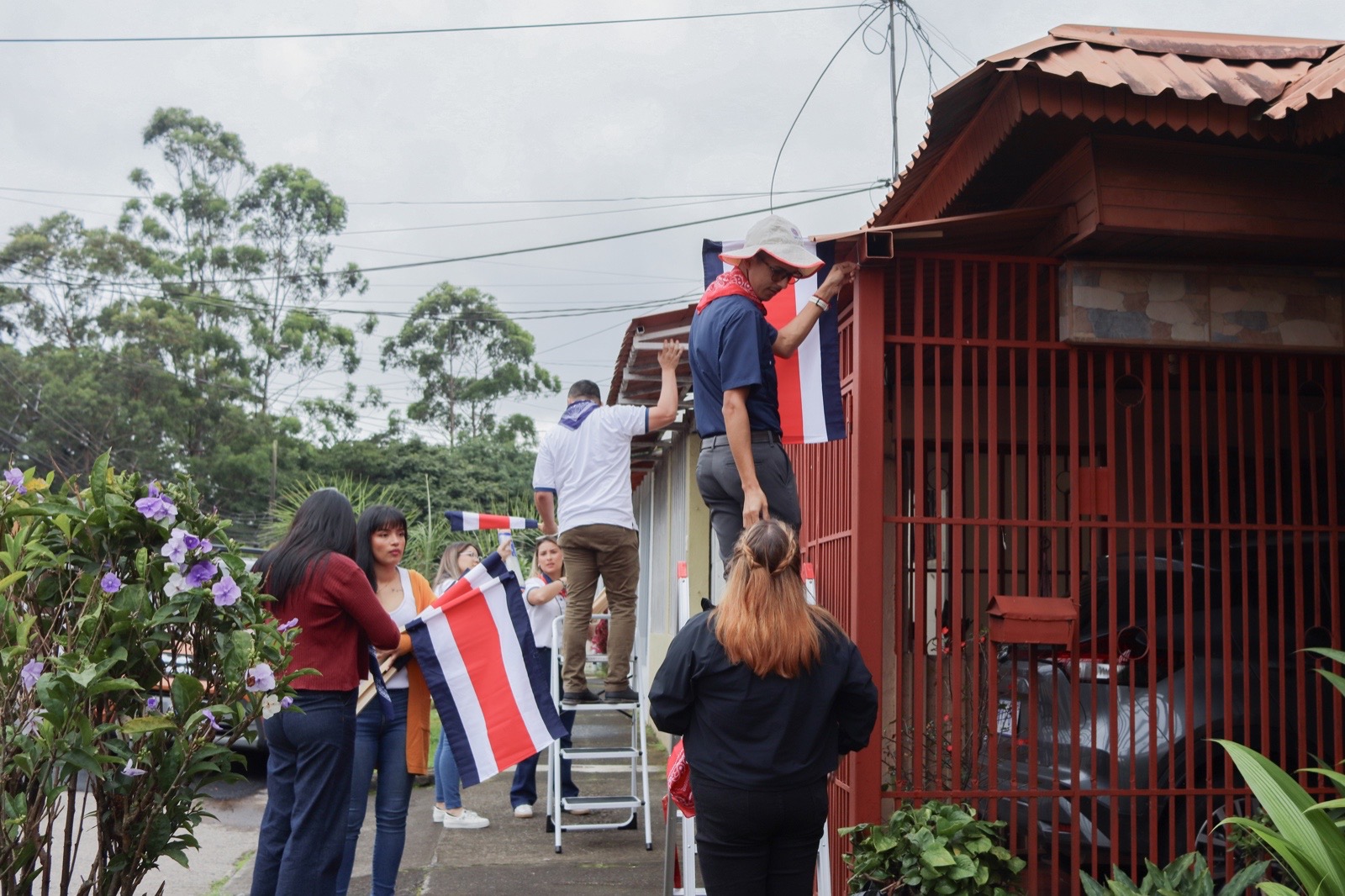 Calles de José María Zeledón se llenan de banderas en una jornada cívica comunitaria