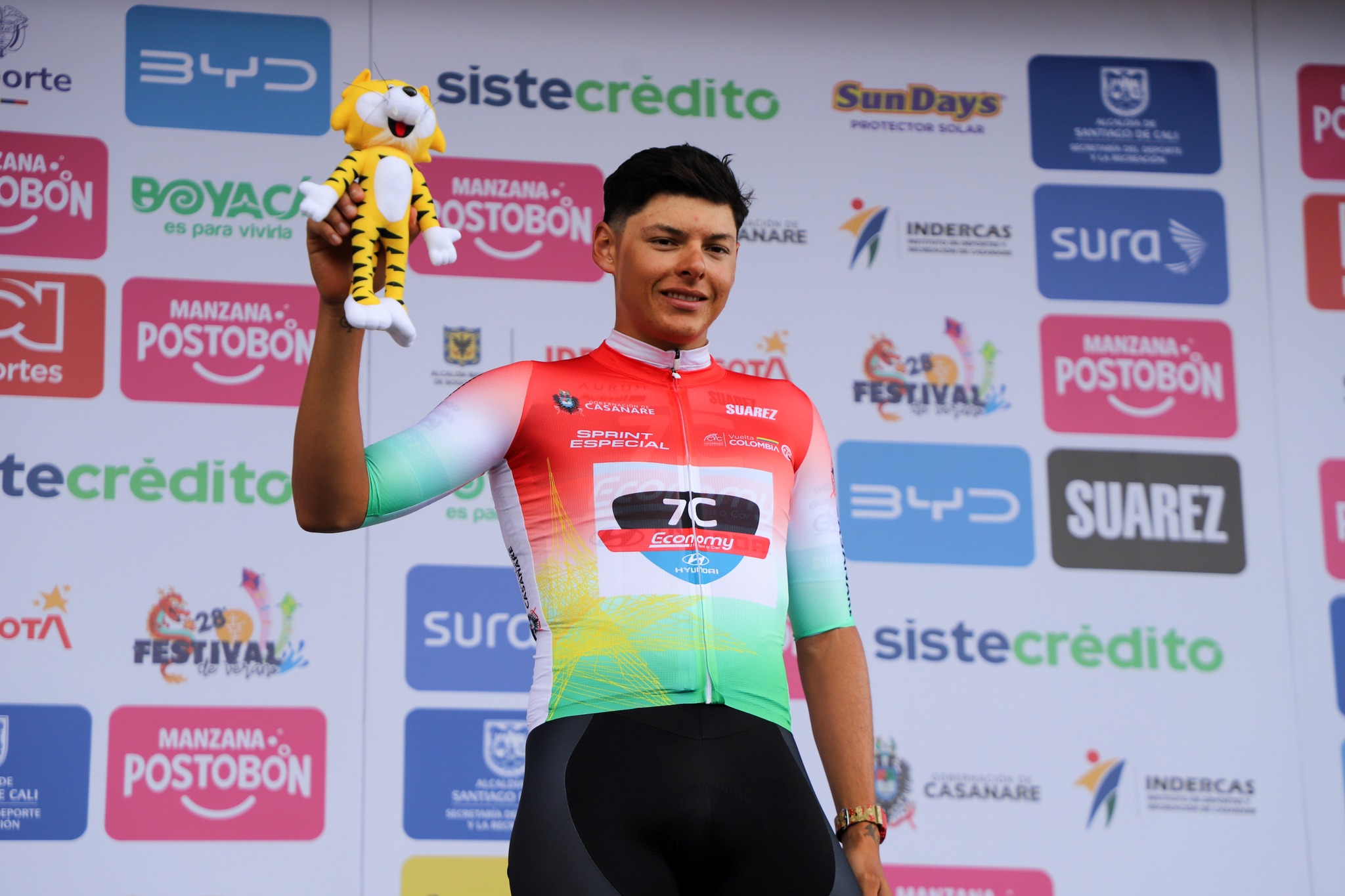 Ciclista curridabatense lidera clasificación de sprints especiales en la Vuelta a Colombia 2025