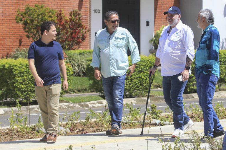 Representantes de vecinos de Freses, autoridades de Curridabat y Montes de Oca.