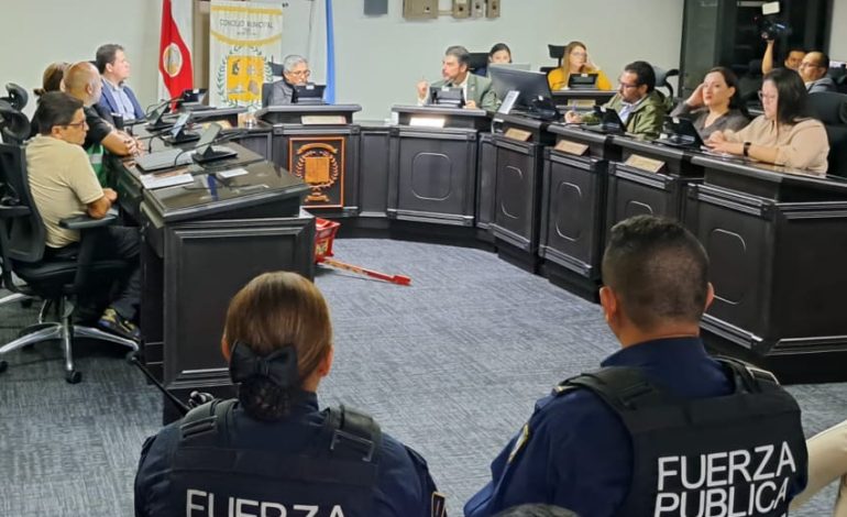 Concejo Municipal de Curridabat se reúne con Ministro de Seguridad para reforzar estrategia en el cantón
