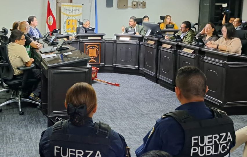 Concejo Municipal de Curridabat se reúne con Ministro de Seguridad para reforzar estrategia en el cantón
