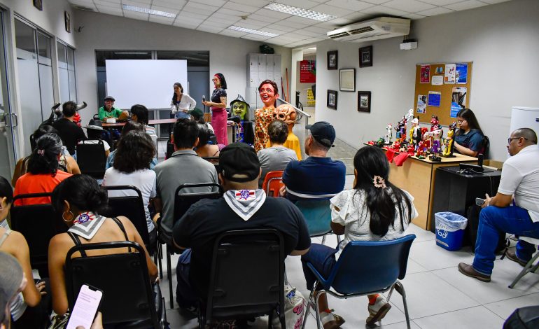 El mascarero Pocho Vega compartió su arte con vecinos de Curridabat