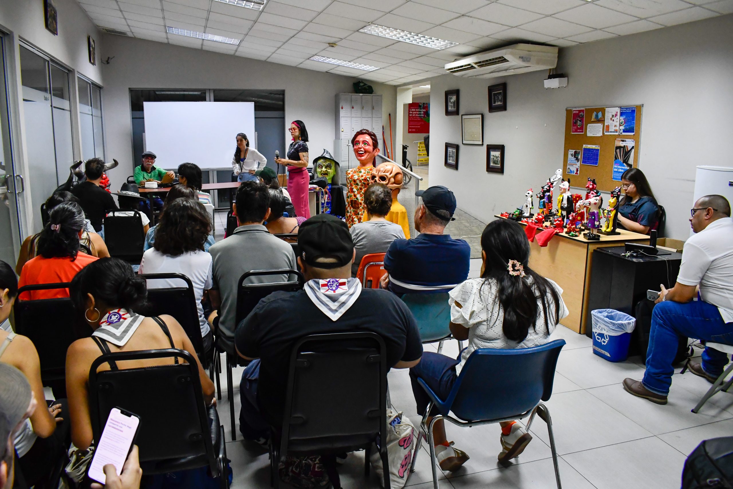 El mascarero Pocho Vega compartió su arte con vecinos de Curridabat