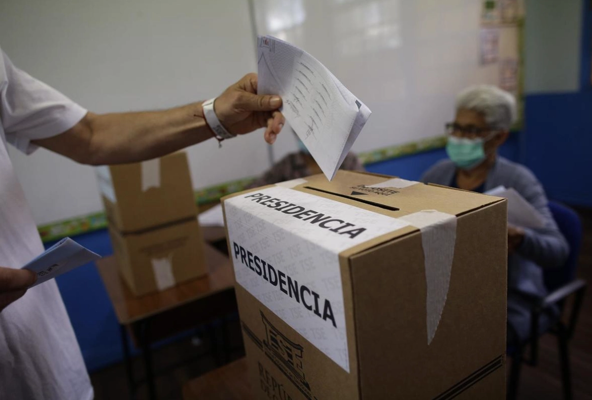 TSE recuerda que fiscales de partidos no pueden intervenir en el voto asistido