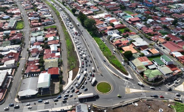 Informe de Lanamme UCR señala congestión y riesgos para peatones en rotonda de Hacienda Vieja