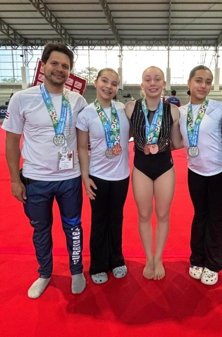 Entrenador y Atletas del Lider Club Gimnástico Cortesía: Líder Club Gimnástico