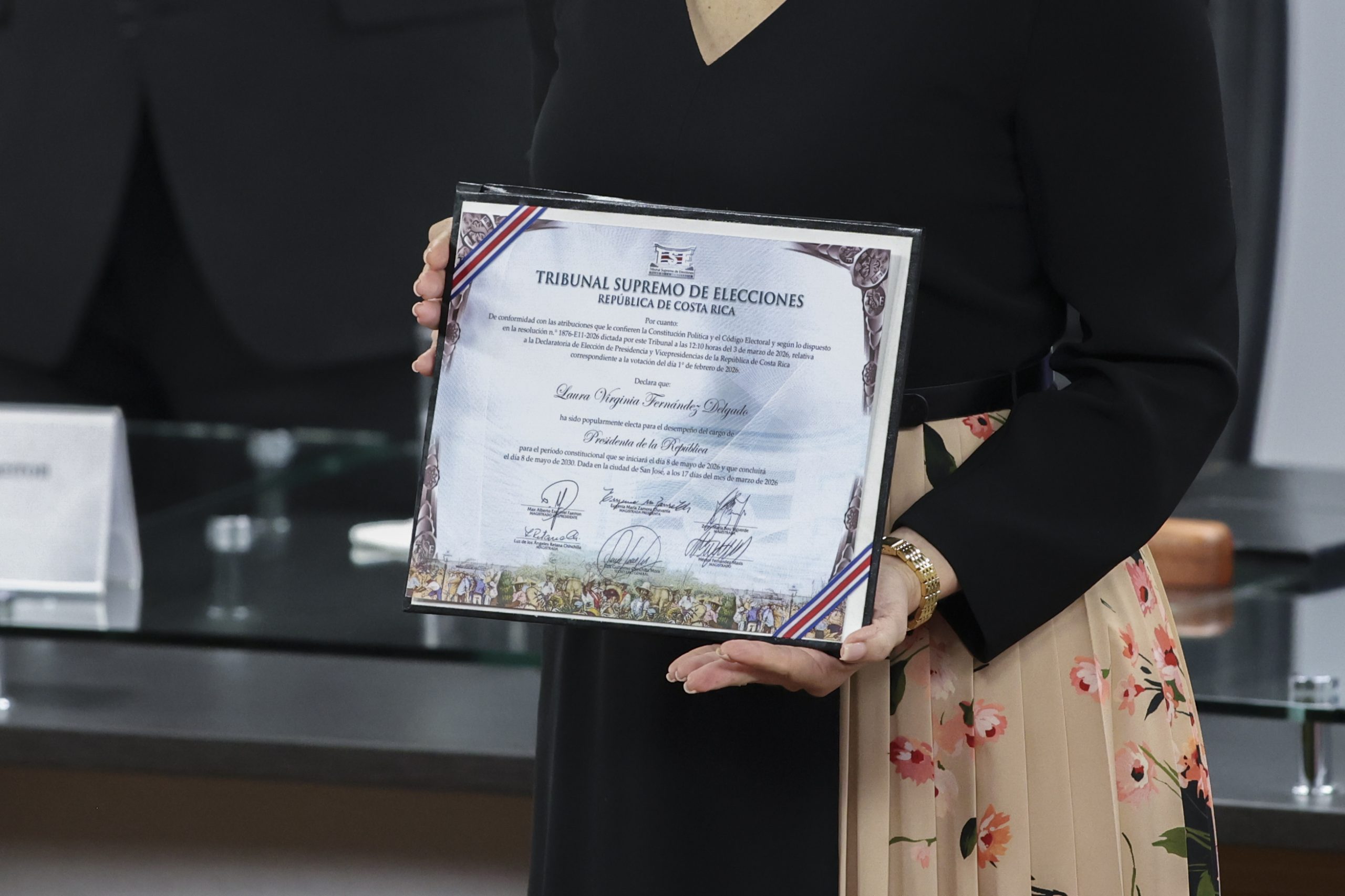 El TSE entrega credenciales a la presidenta electa Laura Fernández y sus vicepresidentes